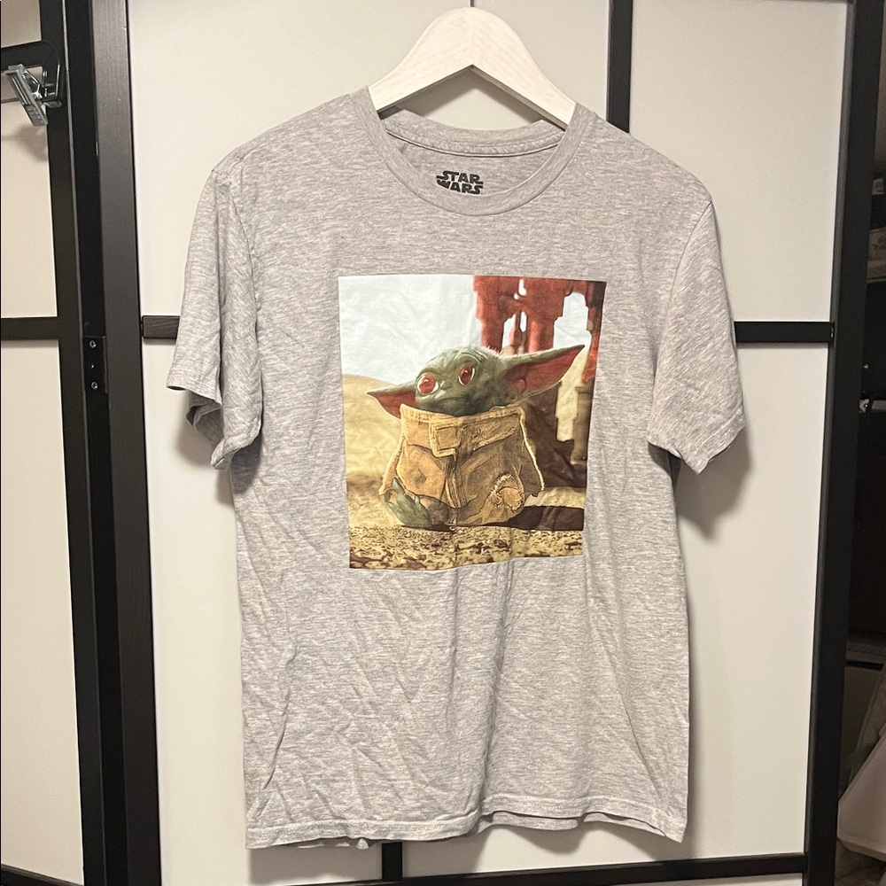 Star Wars Gray Tee with Baby Yoda Design Unisex Size Medium